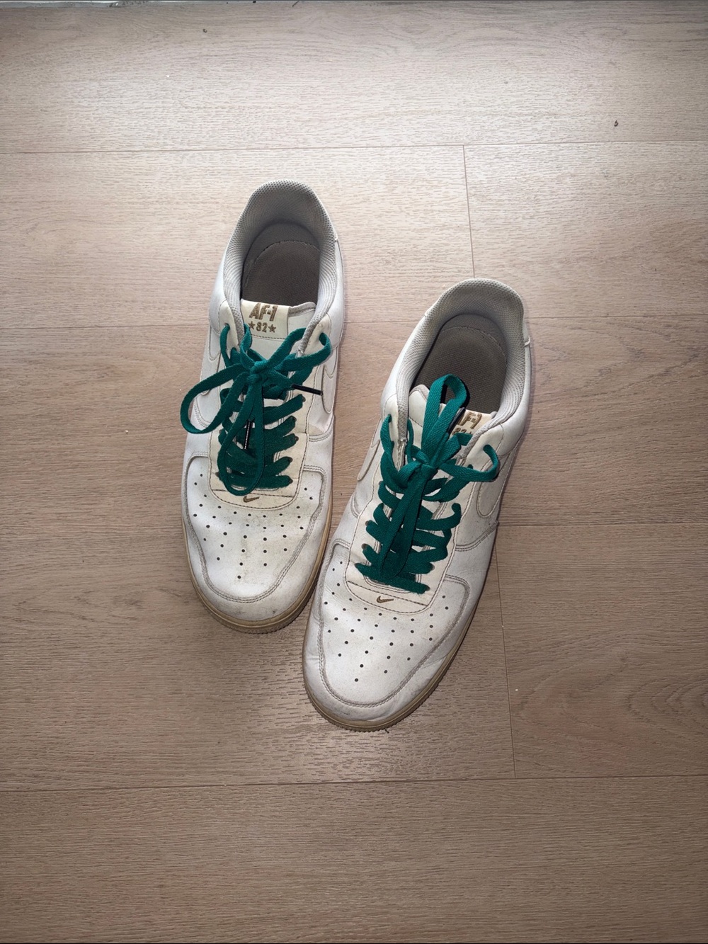 Classic White Low-Top Sneakers with Green Laces - Men's Casual Trainers